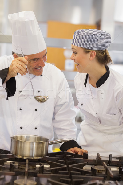 Foto stock: Sonriendo · estudiante · maestro · sopa · cocina