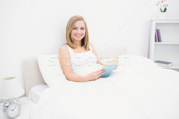 Zdjęcia stock: Portret · szczęśliwy · kobieta · czytania · książki · bed