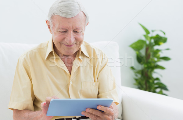 Ouderen man digitale tablet sofa home Stockfoto © wavebreak_media