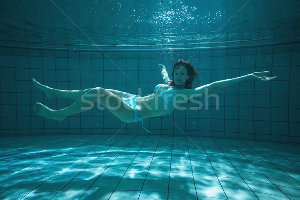 Csinos úszó néz kamera vízalatti bikini Stock fotó © wavebreak_media