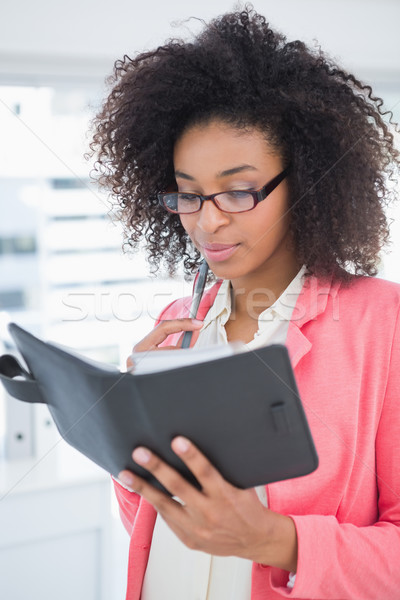 Toevallig zakenvrouw naar dagboek kantoor lezing Stockfoto © wavebreak_media