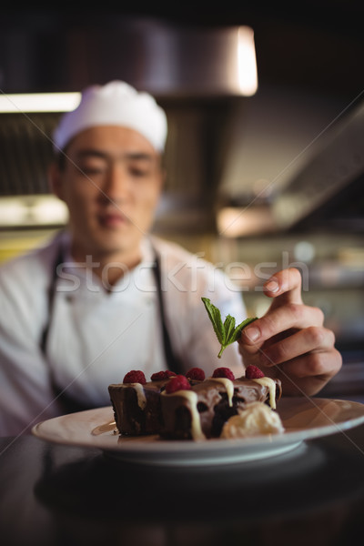 Foto d'archivio: Maschio · chef · dessert · piatto · primo · piano · commerciali