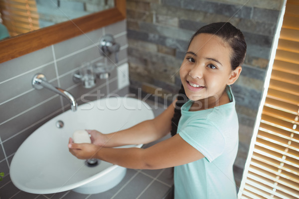 [[stock_photo]]: Fille · lavage · mains · salle · de · bain · évier · portrait
