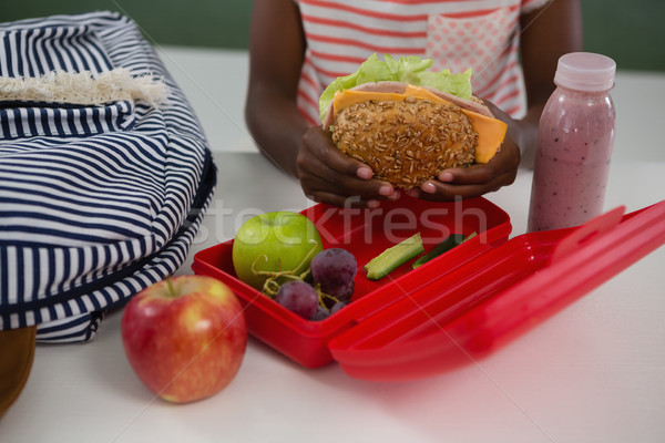 Iskolás lány szendvics gyermek gyümölcs asztal üveg Stock fotó © wavebreak_media