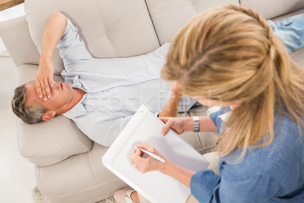 Lehangolt férfi kanapé beszél terapeuta iroda Stock fotó © wavebreak_media