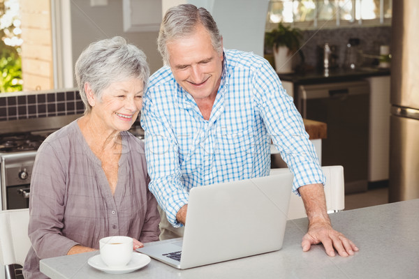 Boldog idős pár néz laptop konyha otthon Stock fotó © wavebreak_media
