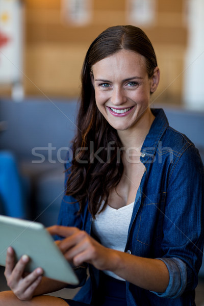 Digital tableta retrato oficina mujer Foto stock © wavebreak_media