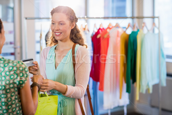 Amis magasin femme heureux [[stock_photo]] © wavebreak_media