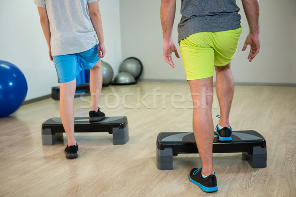 Dwóch mężczyzn krok wykonywania fitness Zdjęcia stock © wavebreak_media