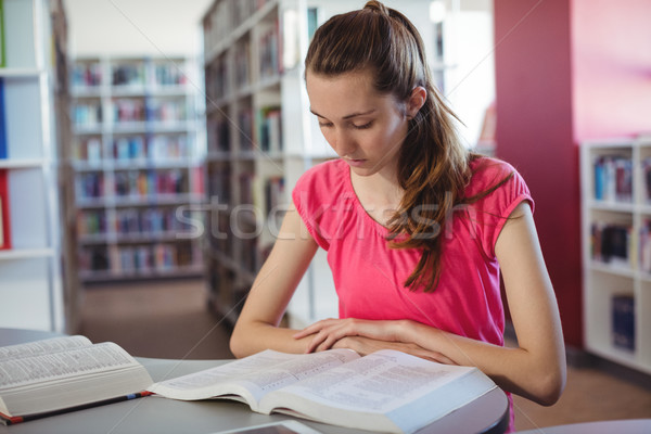 Stockfoto: Aandachtig · schoolmeisje · lezing · boek · bibliotheek · school