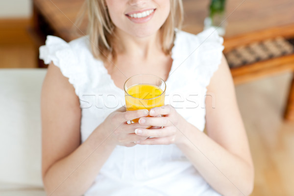 Foto stock: Mujer · sonriente · potable · jugo · de · naranja · sesión · sofá · alimentos