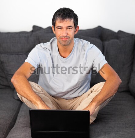 Stockfoto: Knappe · man · met · behulp · van · laptop · slaapkamer · computer · glimlach · man