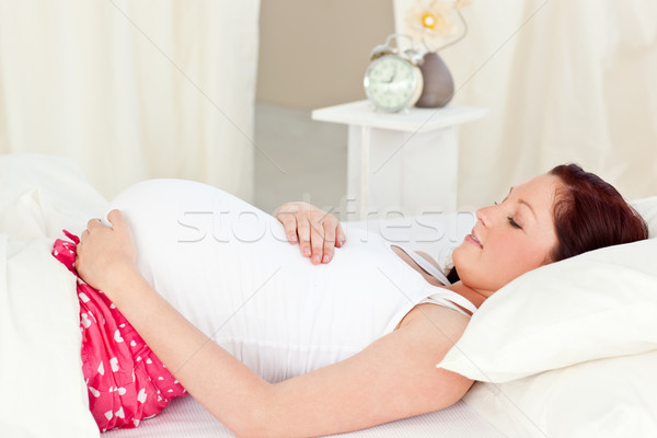 Retrato feliz mujer embarazada cama tocar vientre Foto stock © wavebreak_media