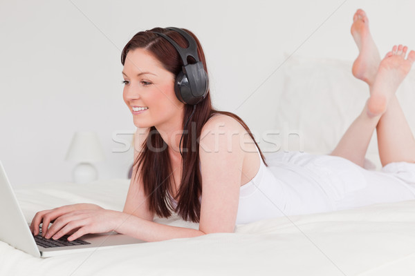Zdjęcia stock: Dobrze · wygląda · kobiet · relaks · laptop · słuchawki · bed