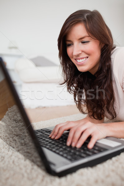 Vonzó barna hajú női megnyugtató laptop szőnyeg Stock fotó © wavebreak_media