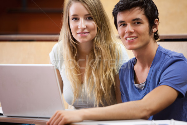 Tineri studenţi prezinta laptop zâmbet fericit Imagine de stoc © wavebreak_media