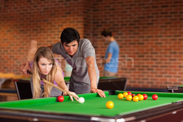 Cuplu joc Snooker student acasă tabel Imagine de stoc © wavebreak_media