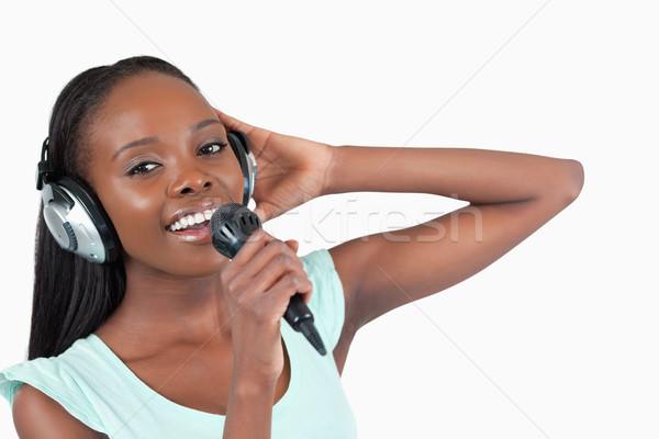 Foto stock: Mulher · fones · de · ouvido · cantando · branco · feliz · microfone