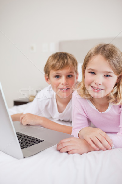 Retrato cute ninos usando la computadora portátil dormitorio casa Foto stock © wavebreak_media