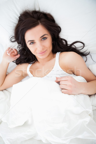 Pasnic femeie deschidere ochi dormitor mâini Imagine de stoc © wavebreak_media