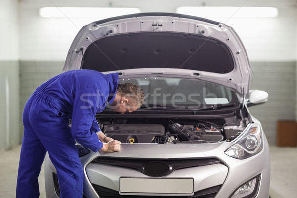 Foto stock: Mecánico · mirando · motor · garaje · metal · masculina