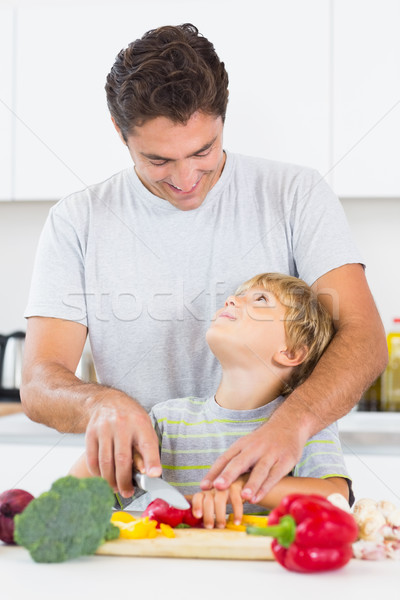 Foto stock: Hijo · de · padre · mirando · otro · hortalizas · cocina