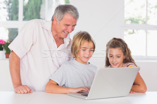 祖父 孩子 看 筆記本電腦 一起 廚房 商業照片 © wavebreak_media