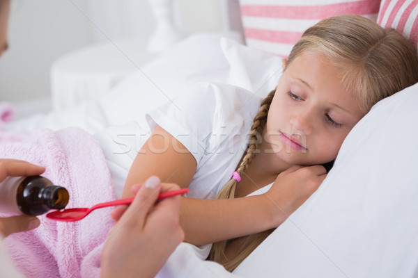 Anya ad gyógyszer beteg lánygyermek otthon Stock fotó © wavebreak_media