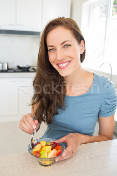 Stockfoto: Glimlachend · jonge · vrouw · vruchtensalade · keuken · portret · home
