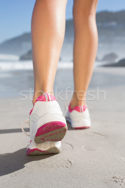 Potrivi femeie mers plajă mare Imagine de stoc © wavebreak_media