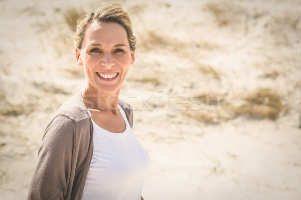 微笑 金發碧眼的女人 常設 海灘 有風 天 商業照片 © wavebreak_media
