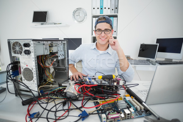 Sonriendo técnico de trabajo roto ordenador oficina Foto stock © wavebreak_media