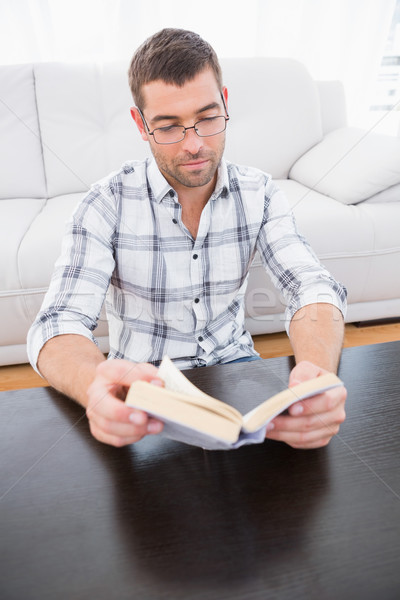 Sério homem leitura sessão piso livro Foto stock © wavebreak_media