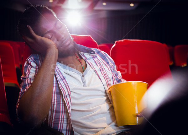 Tânăr dormit scaun cinema film masculin Imagine de stoc © wavebreak_media