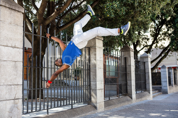 Extremă atlet jumping constructii oraş sportiv Imagine de stoc © wavebreak_media