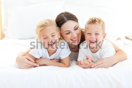 Feliz madre ninos cama retrato mujer Foto stock © wavebreak_media