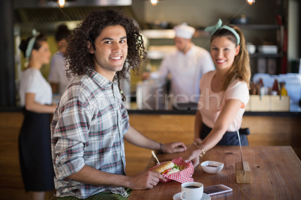 Stockfoto: Serveerster · hamburger · jonge · man · restaurant · portret