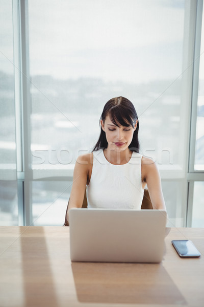 Stockfoto: Aandachtig · uitvoerende · met · behulp · van · laptop · bureau · kantoor · computer