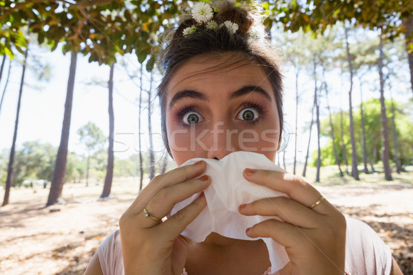 Mujer sufrimiento frío gripe parque nina Foto stock © wavebreak_media