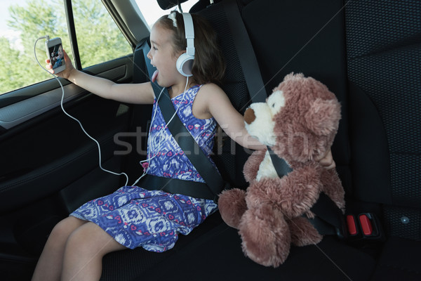 Cute nina toma osito de peluche teléfono móvil coche Foto stock © wavebreak_media