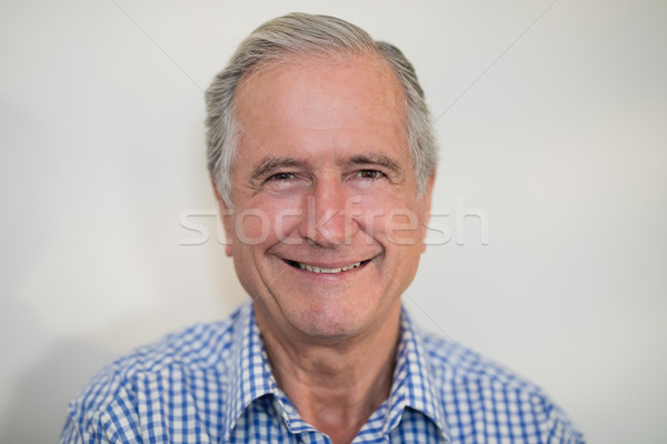 Portret zâmbitor senior masculin pacient Imagine de stoc © wavebreak_media