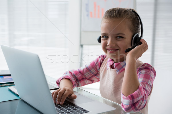 Meisje uitvoerende glimlachend werken kantoor Stockfoto © wavebreak_media