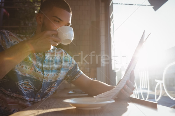 Adam içme kahve okuma gazete kafe Stok fotoğraf © wavebreak_media