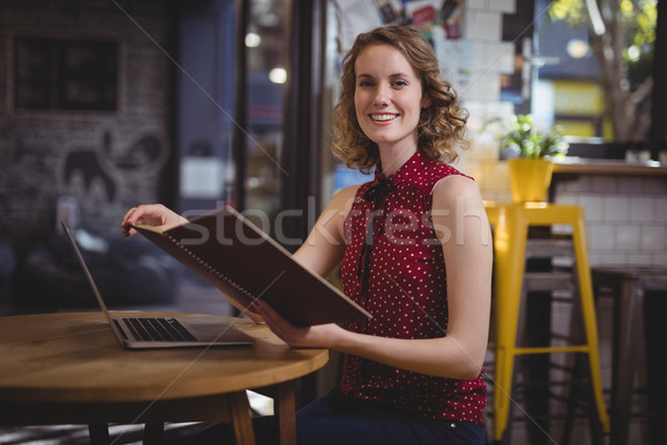 Portret glimlachend jonge vrouw bestand vergadering Stockfoto © wavebreak_media