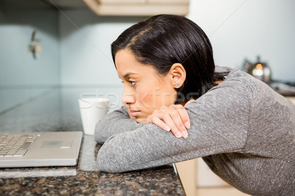 Ontdaan brunette naar laptop keuken computer Stockfoto © wavebreak_media