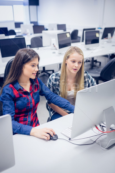 Mosolyog diákok számítógéphasználat egyetem lány boldog Stock fotó © wavebreak_media
