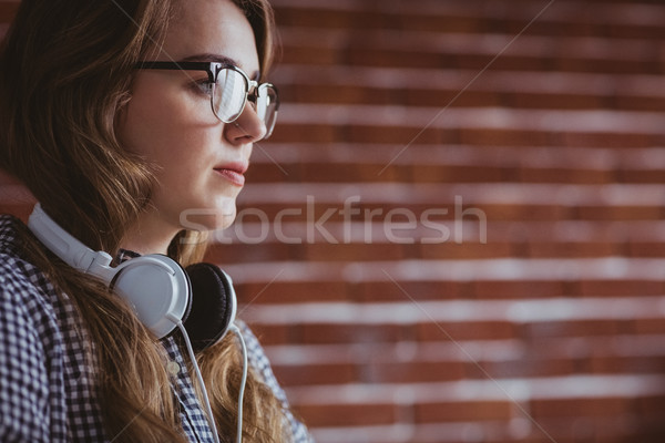 Koncentruje kobieta interesu słuchawek około szyi Zdjęcia stock © wavebreak_media