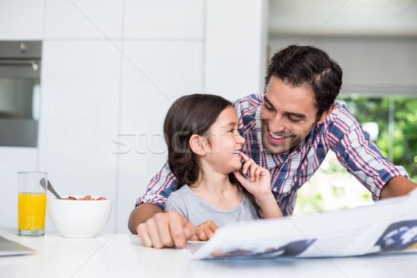 Dochter genieten vader home lezing krant Stockfoto © wavebreak_media