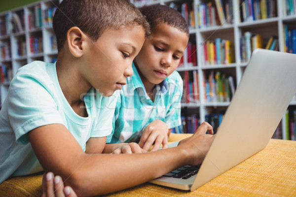 Wenig Jungen mit Laptop Bibliothek Computer Technologie Stock foto © wavebreak_media