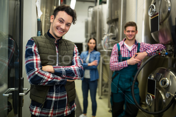 Poseren brouwerij fabriek portret vrouw man Stockfoto © wavebreak_media